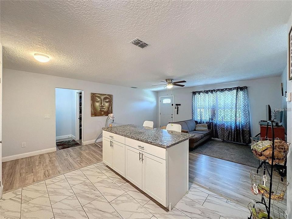 En Venta: $350,000 (4 camas, 2 baños, 1556 Pies cuadrados)