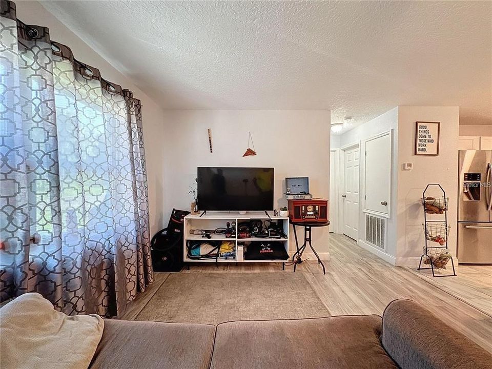 En Venta: $350,000 (4 camas, 2 baños, 1556 Pies cuadrados)