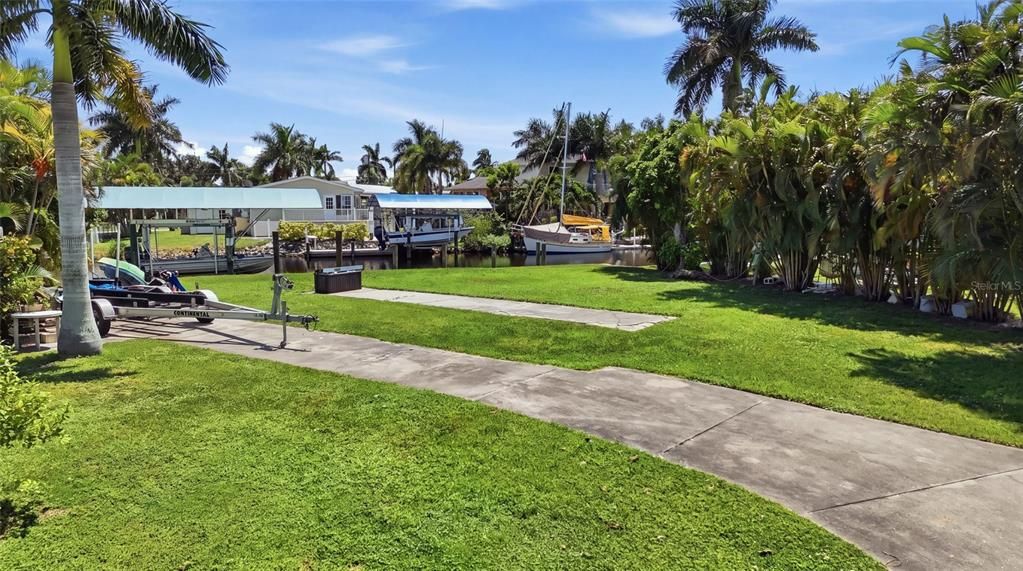 待售: $249,900 (0.18 acres)