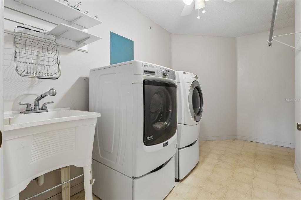 For Sale: $220,000 (3 beds, 2 baths, 1404 Square Feet)