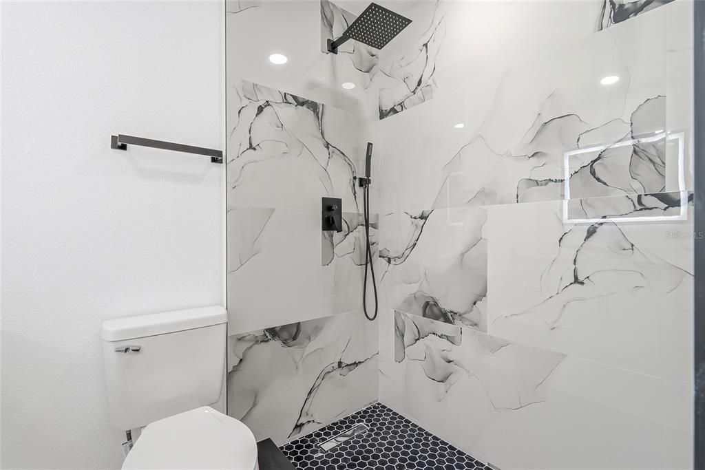 На продажу: $299,900 (4 спален, 2 ванн, 1428 Квадратных фут)