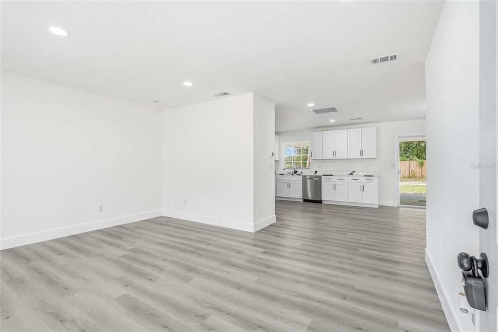 На продажу: $299,900 (4 спален, 2 ванн, 1428 Квадратных фут)