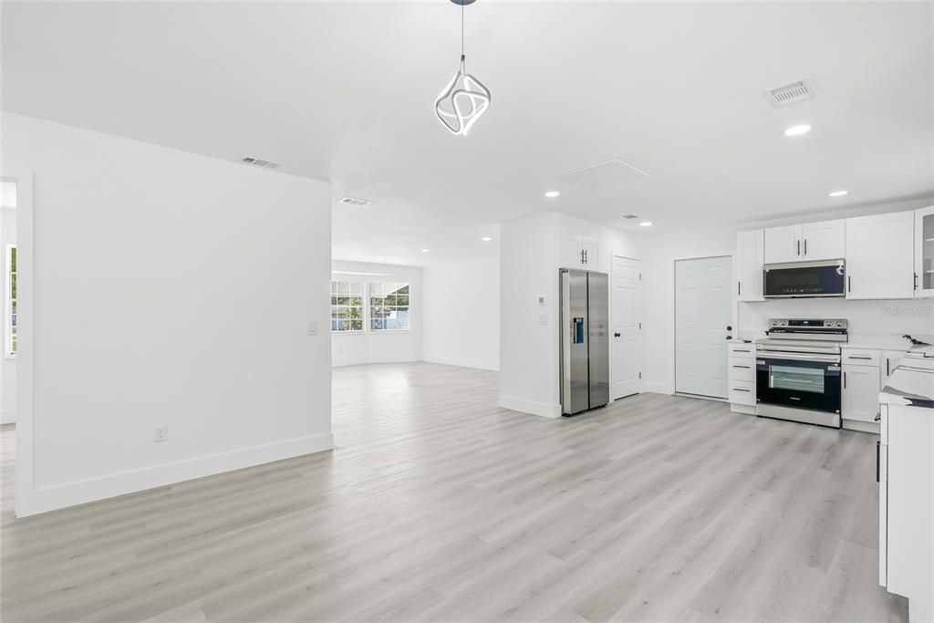 На продажу: $299,900 (4 спален, 2 ванн, 1428 Квадратных фут)