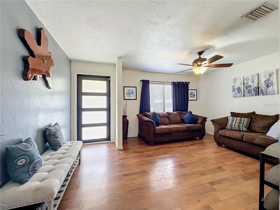 For Sale: $250,000 (3 beds, 1 baths, 1042 Square Feet)