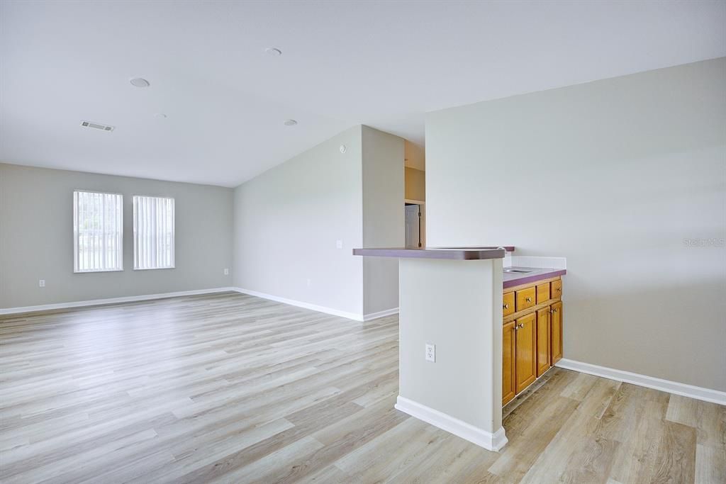 En Venta: $354,000 (4 camas, 2 baños, 2204 Pies cuadrados)