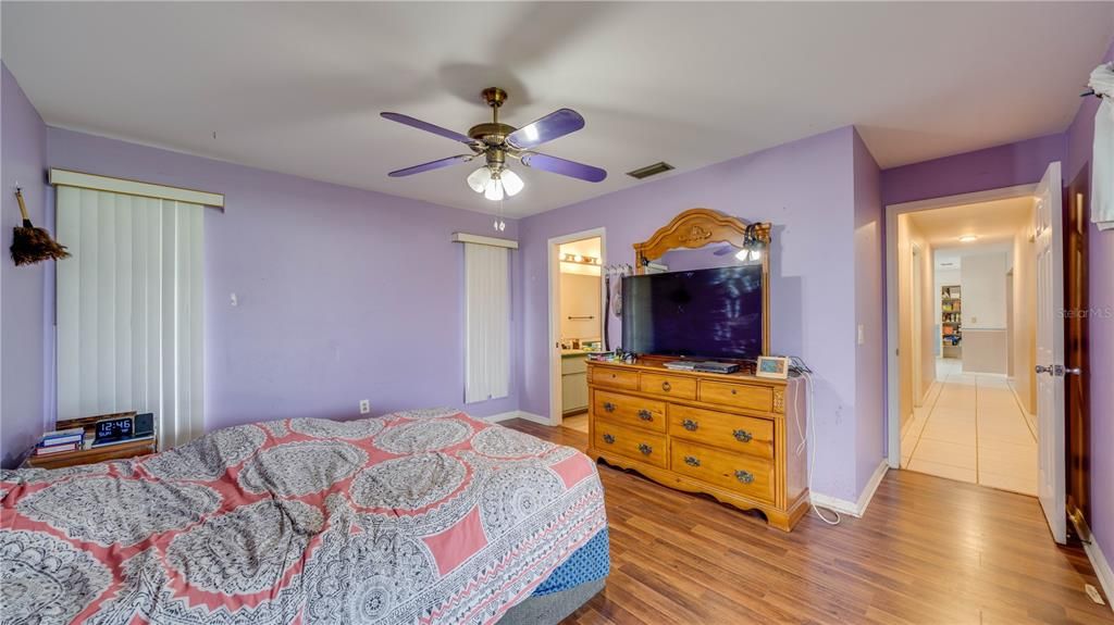For Sale: $314,900 (3 beds, 2 baths, 1946 Square Feet)