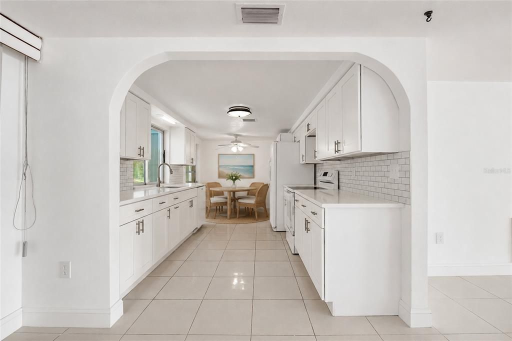 На продажу: $314,999 (2 спален, 2 ванн, 1296 Квадратных фут)