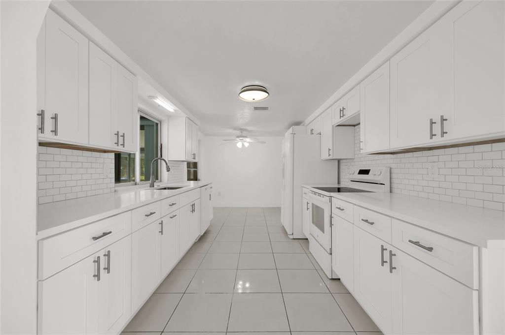 На продажу: $314,999 (2 спален, 2 ванн, 1296 Квадратных фут)