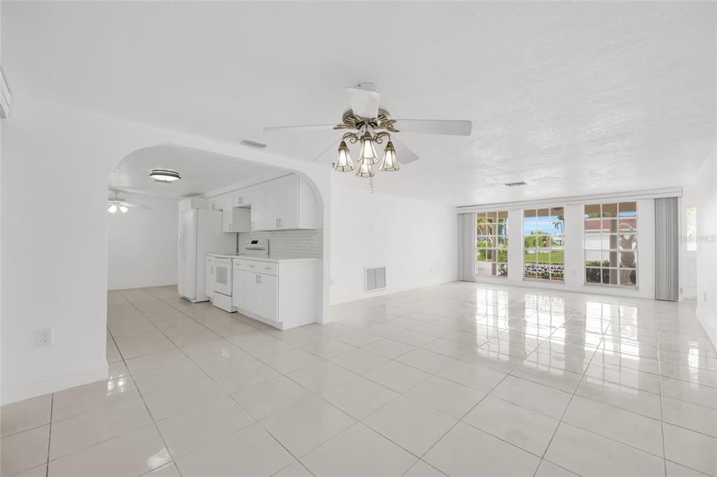 На продажу: $314,999 (2 спален, 2 ванн, 1296 Квадратных фут)