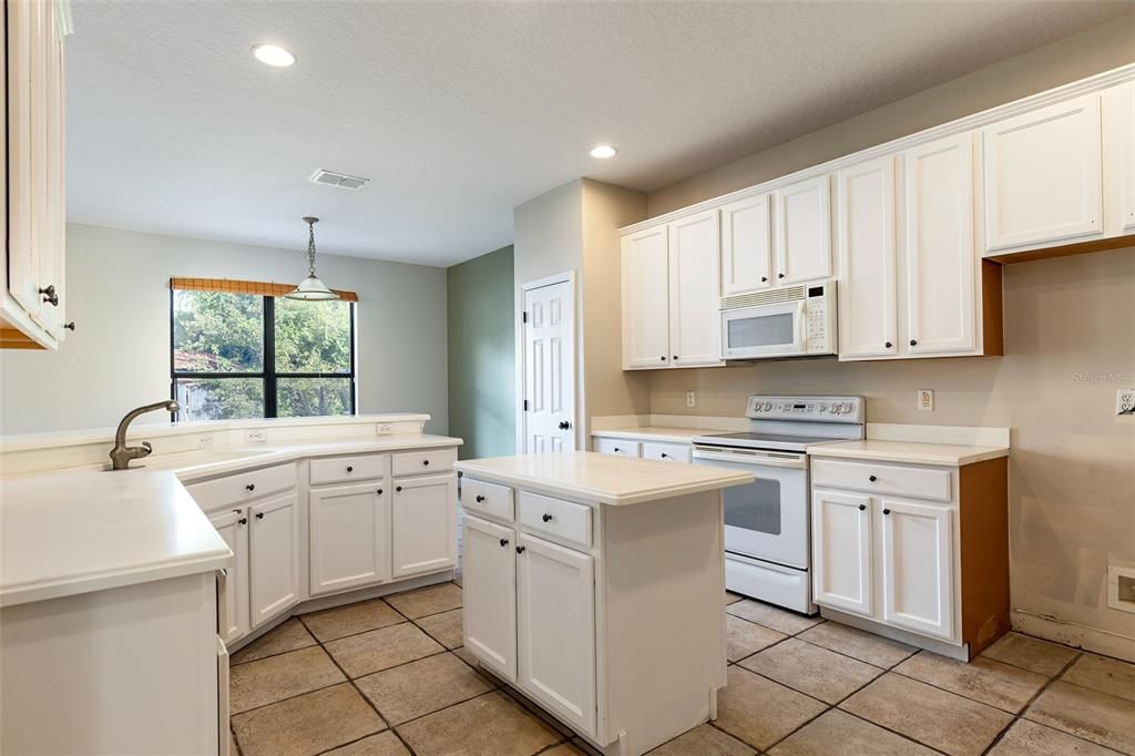For Sale: $444,900 (3 beds, 2 baths, 1987 Square Feet)