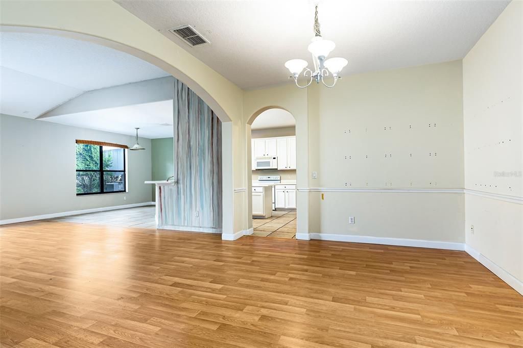 For Sale: $444,900 (3 beds, 2 baths, 1987 Square Feet)