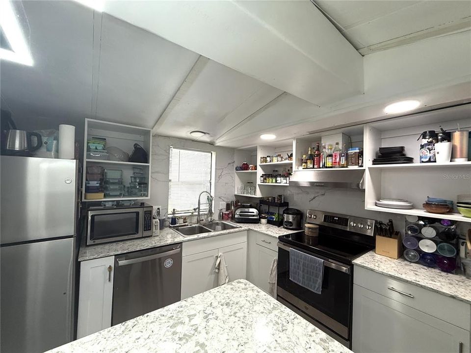 For Rent: $1,400 (2 beds, 2 baths, 720 Square Feet)
