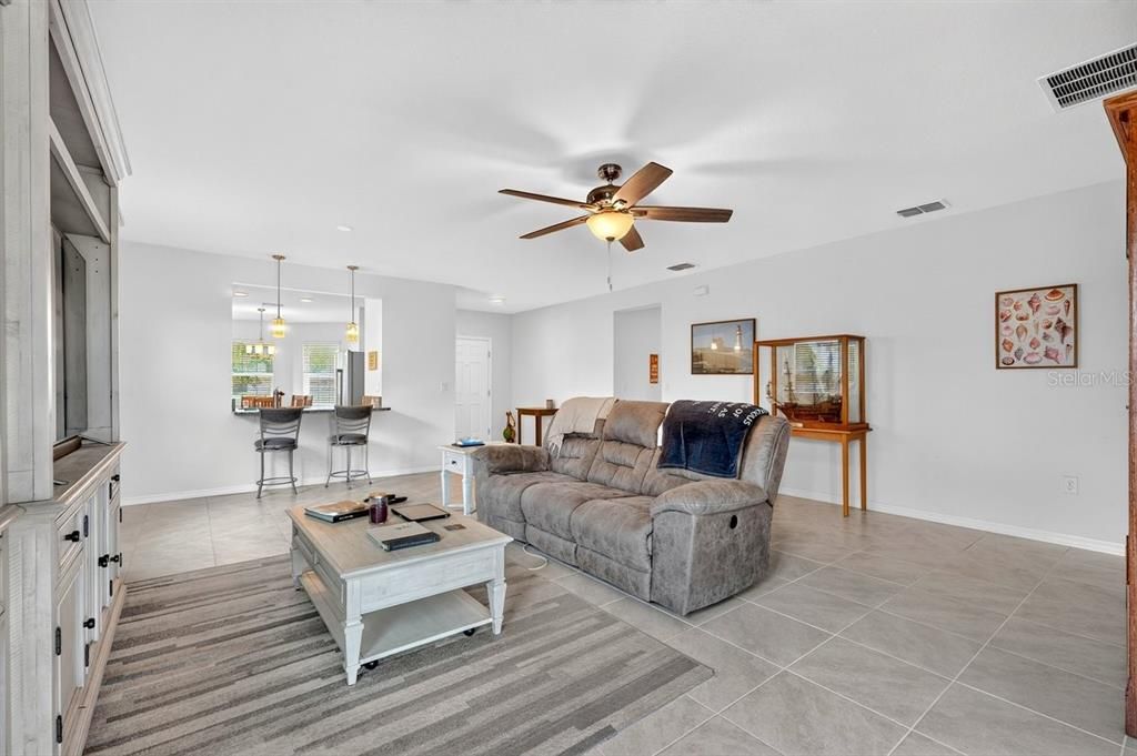 En Venta: $359,900 (3 camas, 2 baños, 1750 Pies cuadrados)