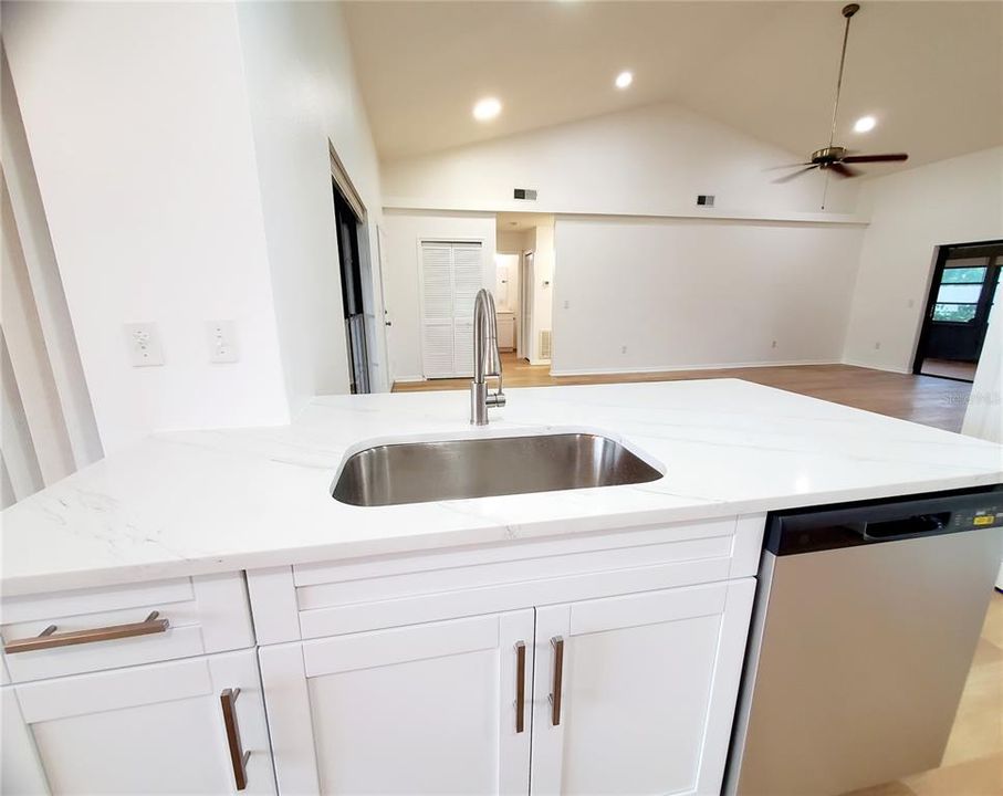 For Sale: $349,900 (3 beds, 2 baths, 1636 Square Feet)