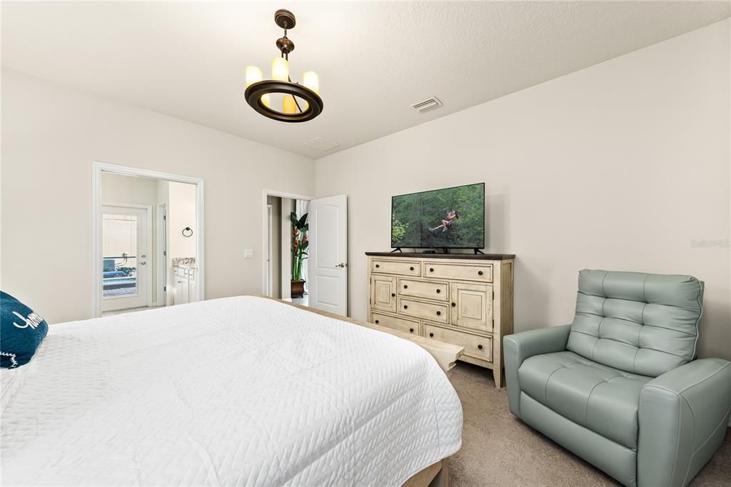 For Sale: $680,000 (8 beds, 6 baths, 4041 Square Feet)