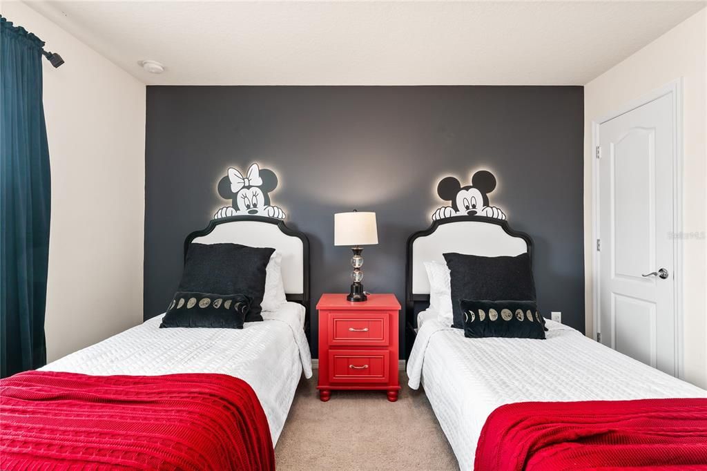 For Sale: $680,000 (8 beds, 6 baths, 4041 Square Feet)