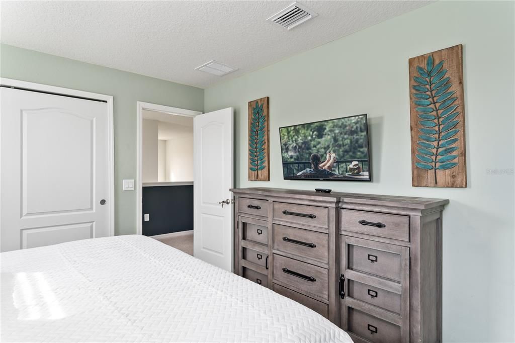 For Sale: $680,000 (8 beds, 6 baths, 4041 Square Feet)