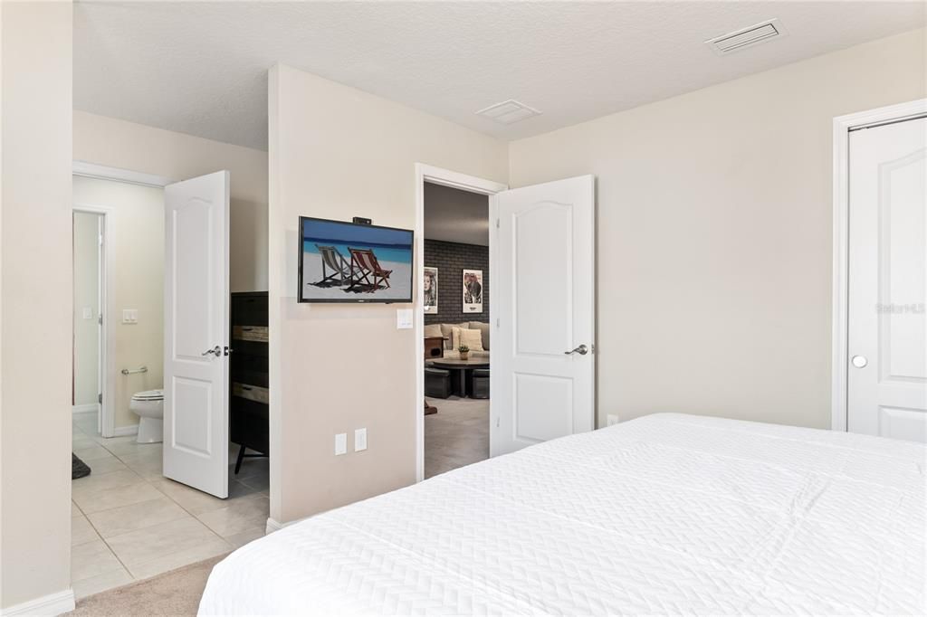 For Sale: $680,000 (8 beds, 6 baths, 4041 Square Feet)