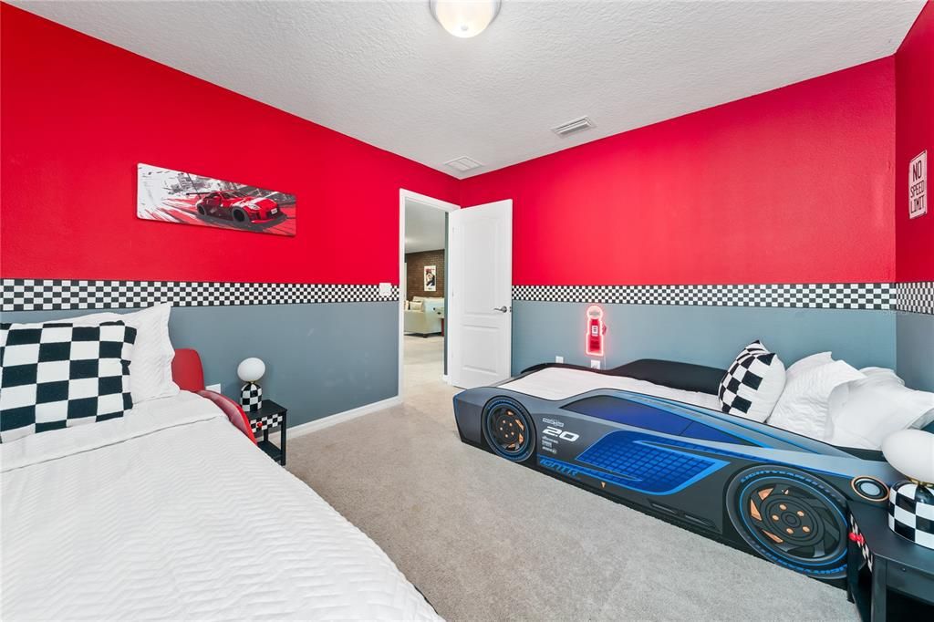 For Sale: $680,000 (8 beds, 6 baths, 4041 Square Feet)