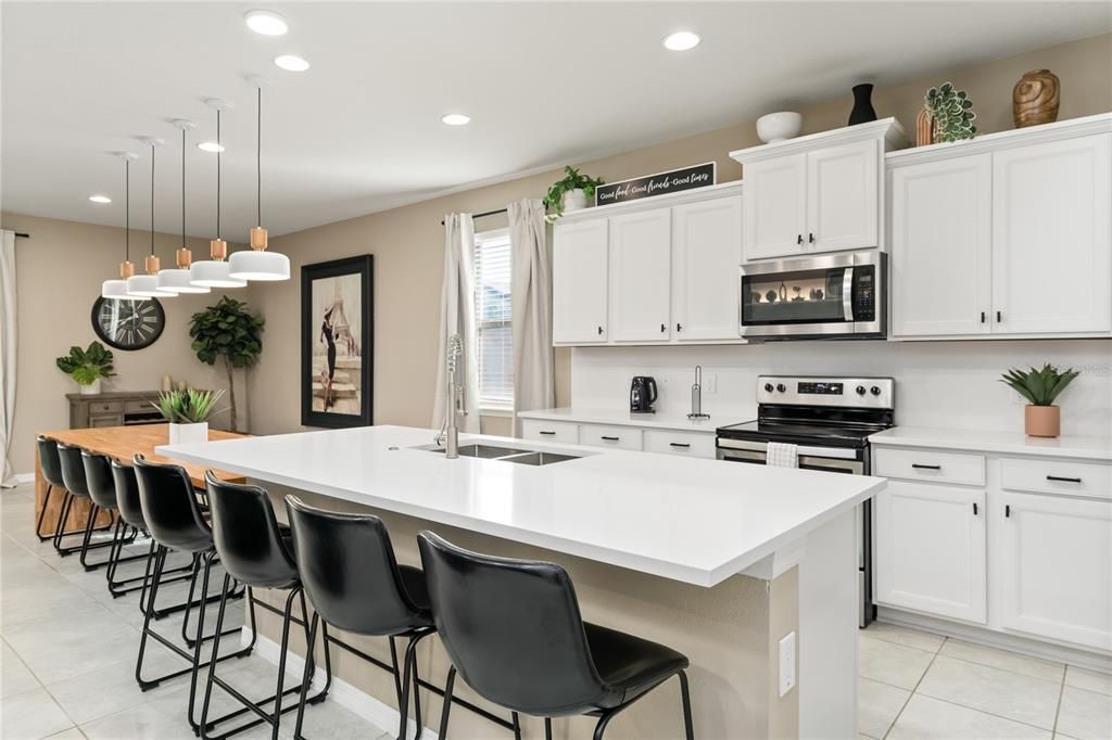 For Sale: $680,000 (8 beds, 6 baths, 4041 Square Feet)