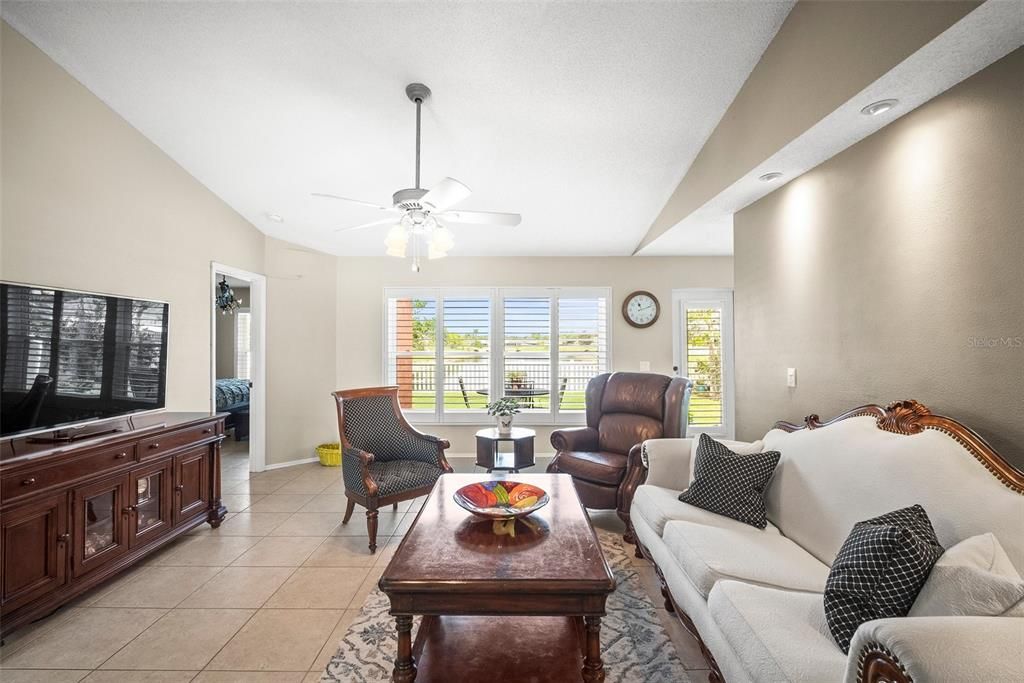 En Venta: $345,000 (4 camas, 2 baños, 1565 Pies cuadrados)