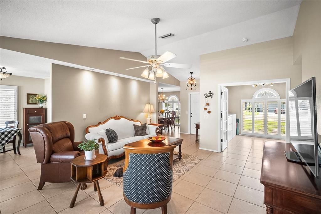 En Venta: $345,000 (4 camas, 2 baños, 1565 Pies cuadrados)