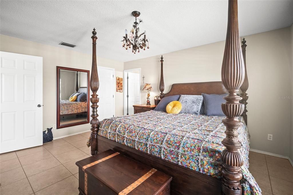 En Venta: $345,000 (4 camas, 2 baños, 1565 Pies cuadrados)