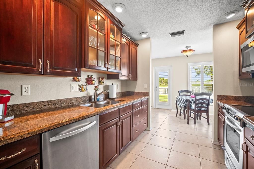 En Venta: $345,000 (4 camas, 2 baños, 1565 Pies cuadrados)