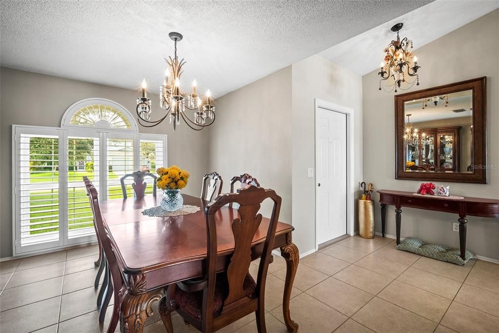 En Venta: $345,000 (4 camas, 2 baños, 1565 Pies cuadrados)