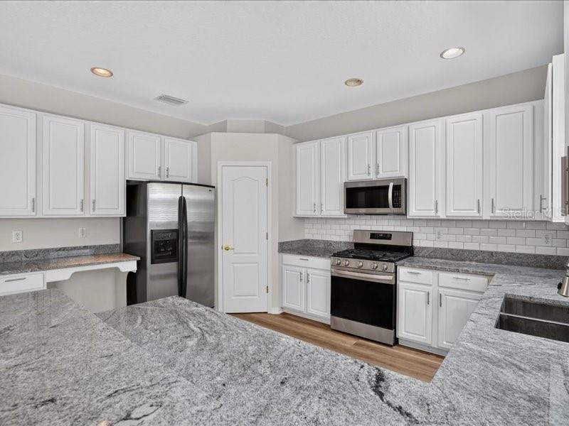For Sale: $550,000 (4 beds, 3 baths, 2853 Square Feet)