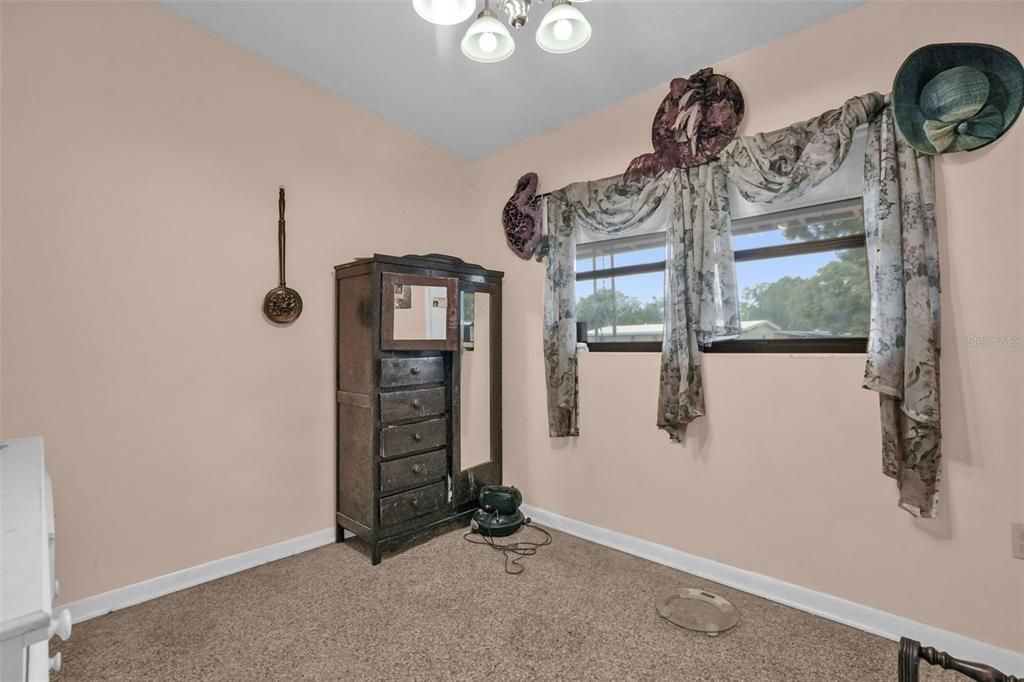 For Sale: $254,900 (3 beds, 1 baths, 888 Square Feet)