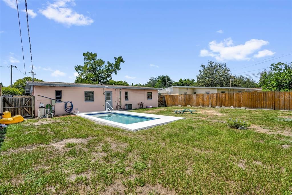 For Sale: $254,900 (3 beds, 1 baths, 888 Square Feet)