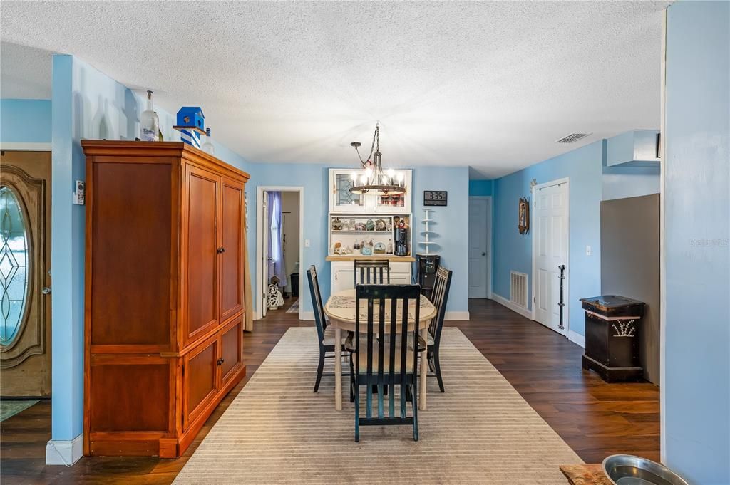 For Sale: $270,000 (3 beds, 2 baths, 1512 Square Feet)
