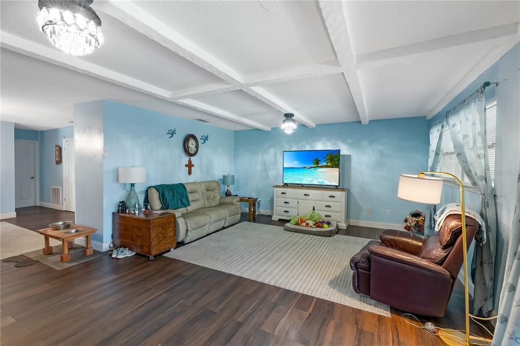 For Sale: $270,000 (3 beds, 2 baths, 1512 Square Feet)