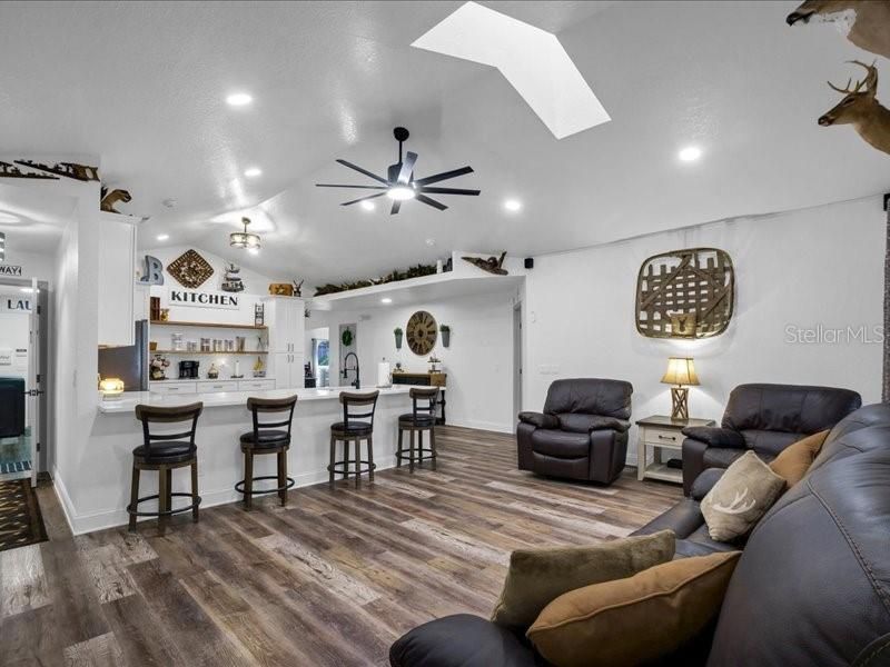 En Venta: $429,000 (4 camas, 2 baños, 2215 Pies cuadrados)