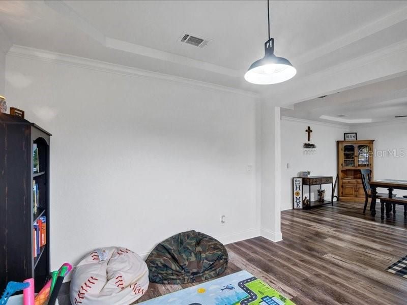 En Venta: $429,000 (4 camas, 2 baños, 2215 Pies cuadrados)