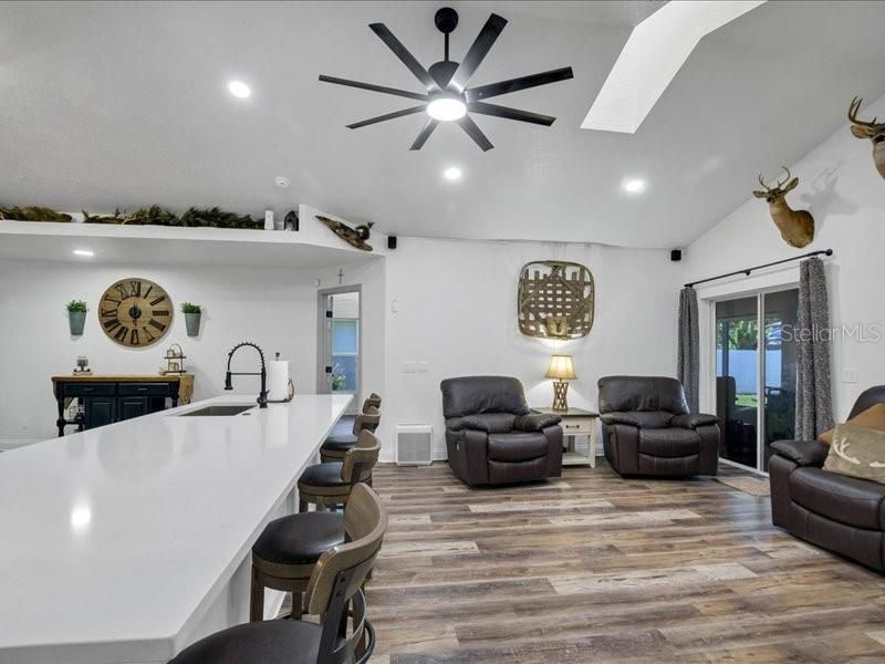 En Venta: $429,000 (4 camas, 2 baños, 2215 Pies cuadrados)
