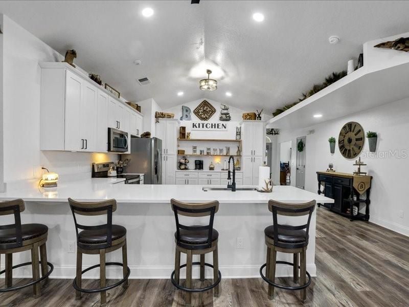 En Venta: $429,000 (4 camas, 2 baños, 2215 Pies cuadrados)