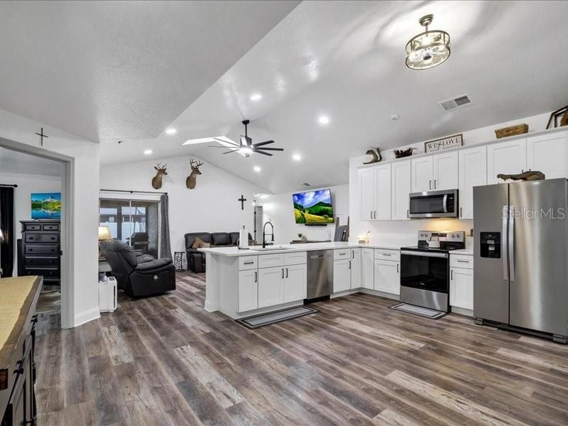 En Venta: $429,000 (4 camas, 2 baños, 2215 Pies cuadrados)