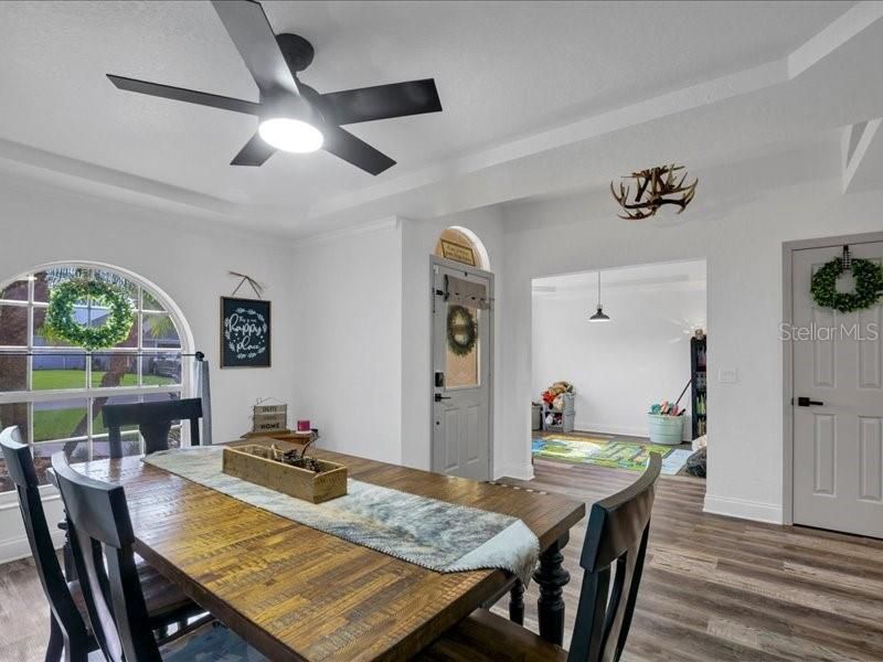 En Venta: $429,000 (4 camas, 2 baños, 2215 Pies cuadrados)