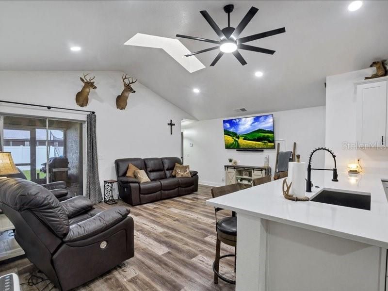En Venta: $429,000 (4 camas, 2 baños, 2215 Pies cuadrados)