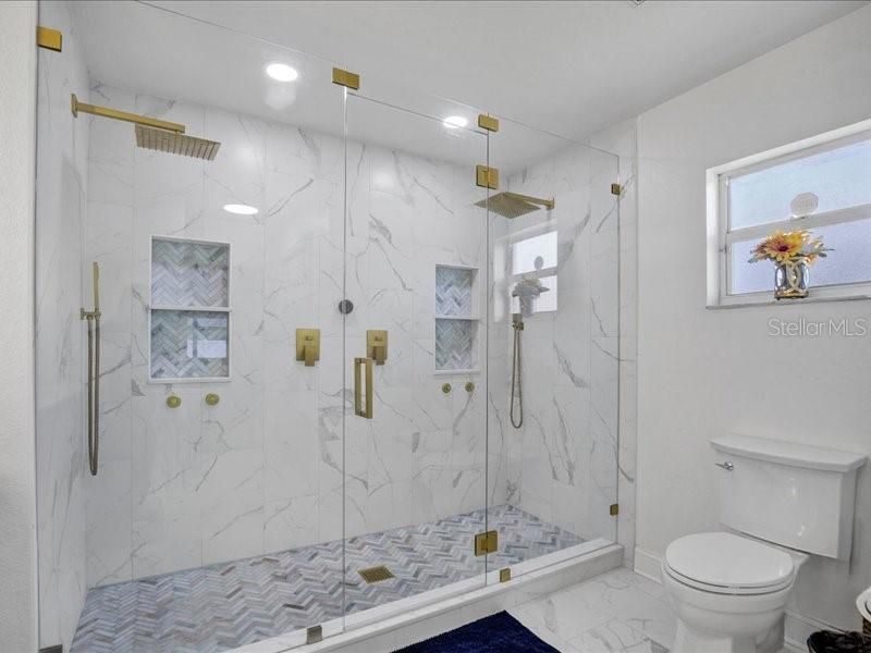 En Venta: $429,000 (4 camas, 2 baños, 2215 Pies cuadrados)