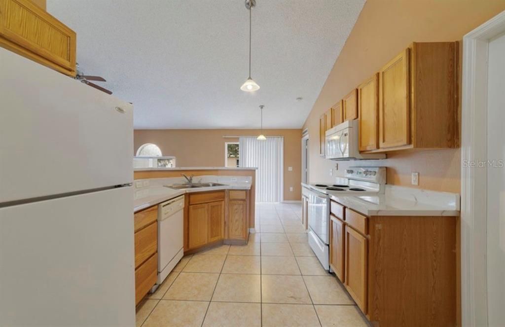 For Rent: $1,695 (4 beds, 2 baths, 1811 Square Feet)