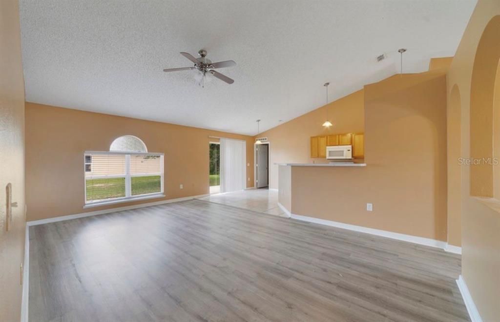For Rent: $1,695 (4 beds, 2 baths, 1811 Square Feet)