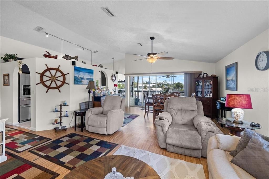 For Sale: $610,000 (2 beds, 2 baths, 1389 Square Feet)