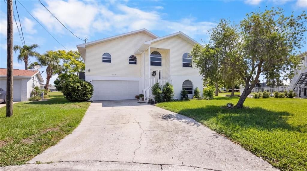 For Sale: $610,000 (2 beds, 2 baths, 1389 Square Feet)