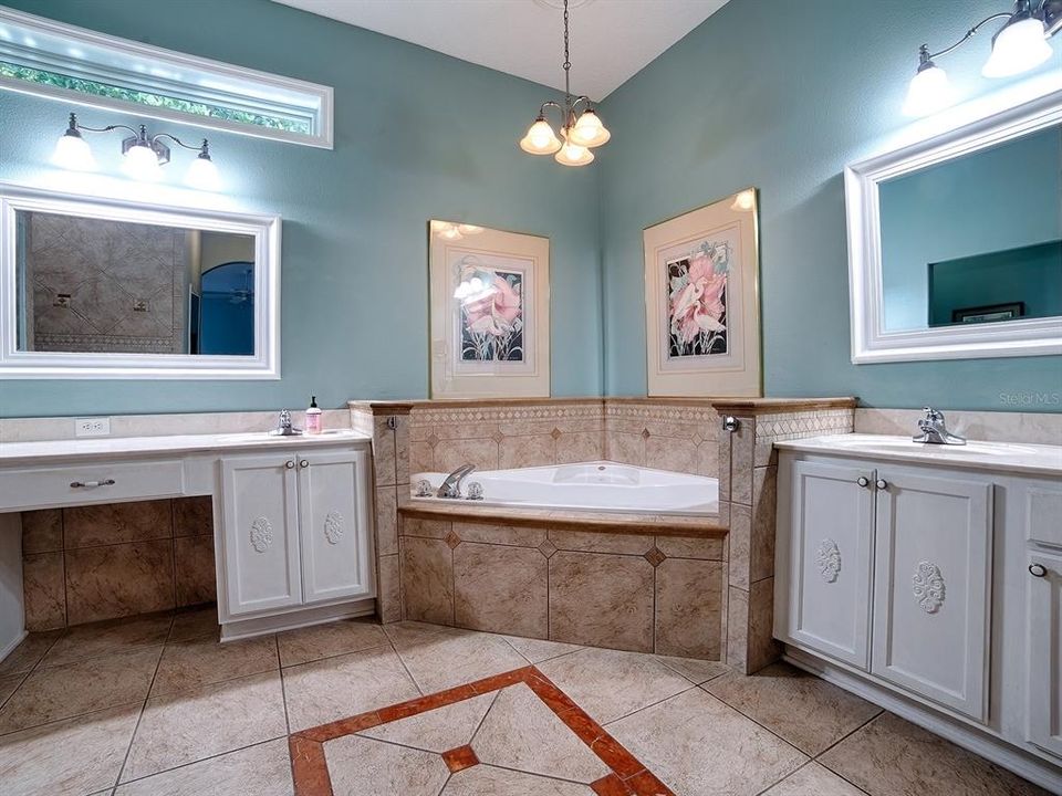 En Venta: $384,900 (2 camas, 2 baños, 2204 Pies cuadrados)