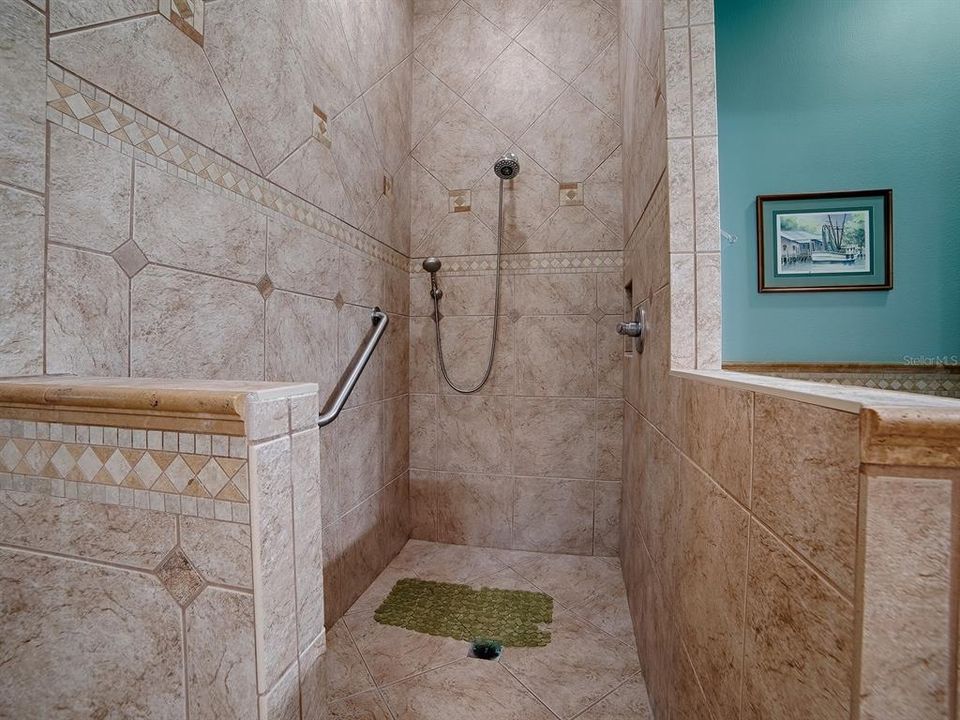 En Venta: $384,900 (2 camas, 2 baños, 2204 Pies cuadrados)