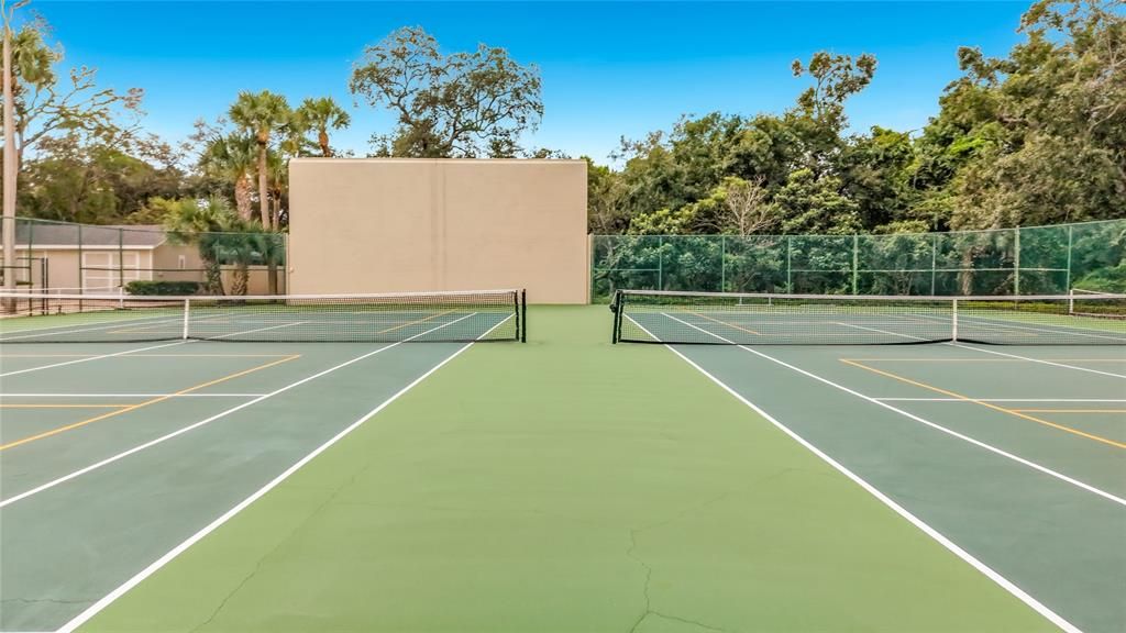 For Sale: $279,500 (2 beds, 2 baths, 1268 Square Feet)