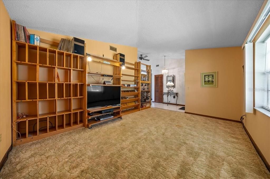 For Sale: $214,900 (2 beds, 2 baths, 1230 Square Feet)